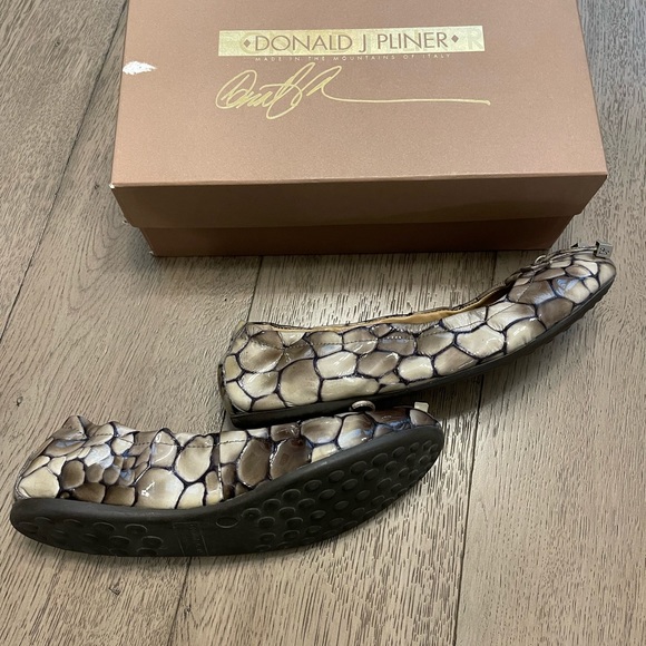 Donald J Pliner Ballet Flats in Smog Crocco Patent Leather, Size 9.5 - Picture 7 of 9